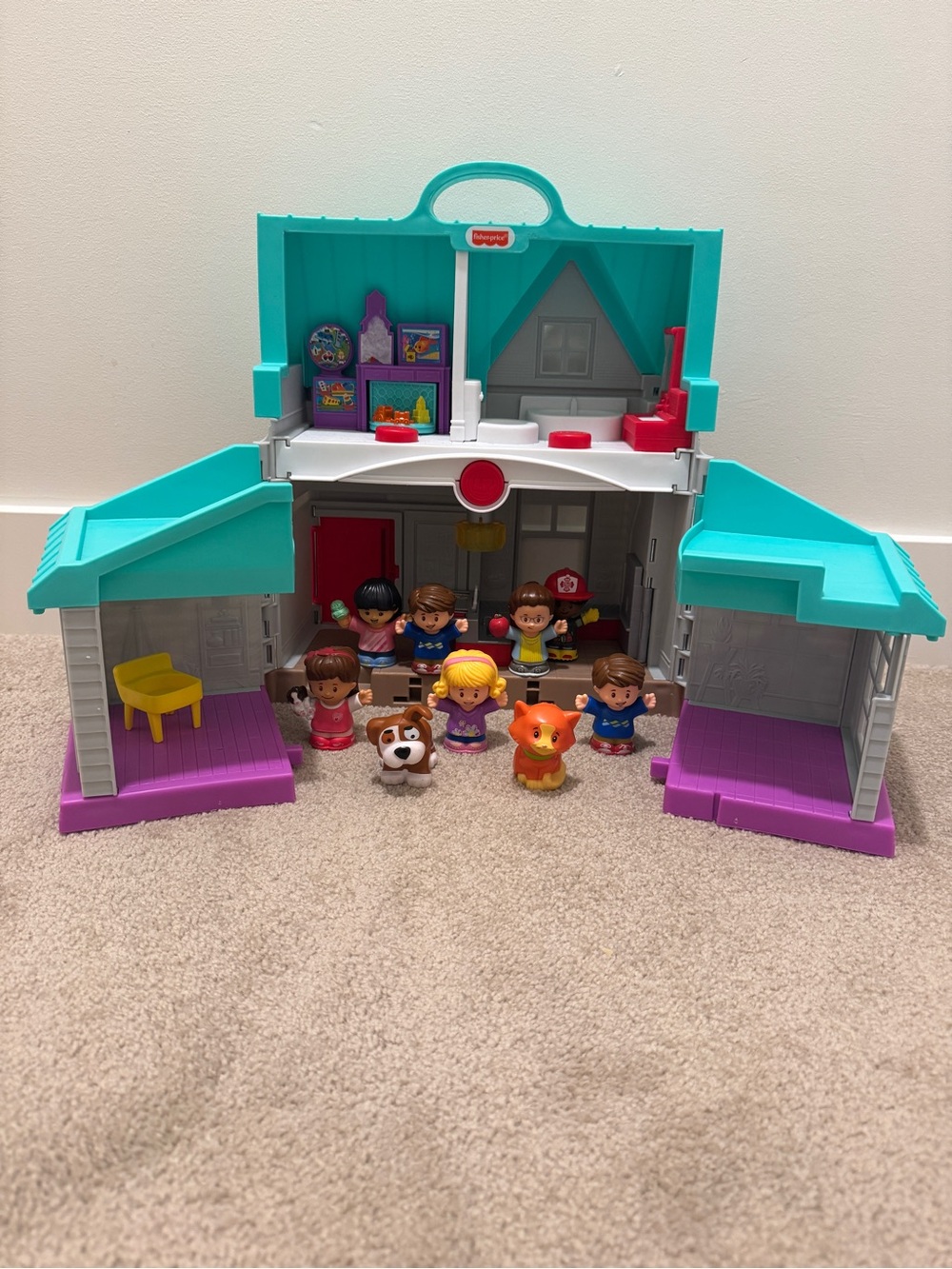 Fisher-Price Little People Big Helpers House & 9 Figures